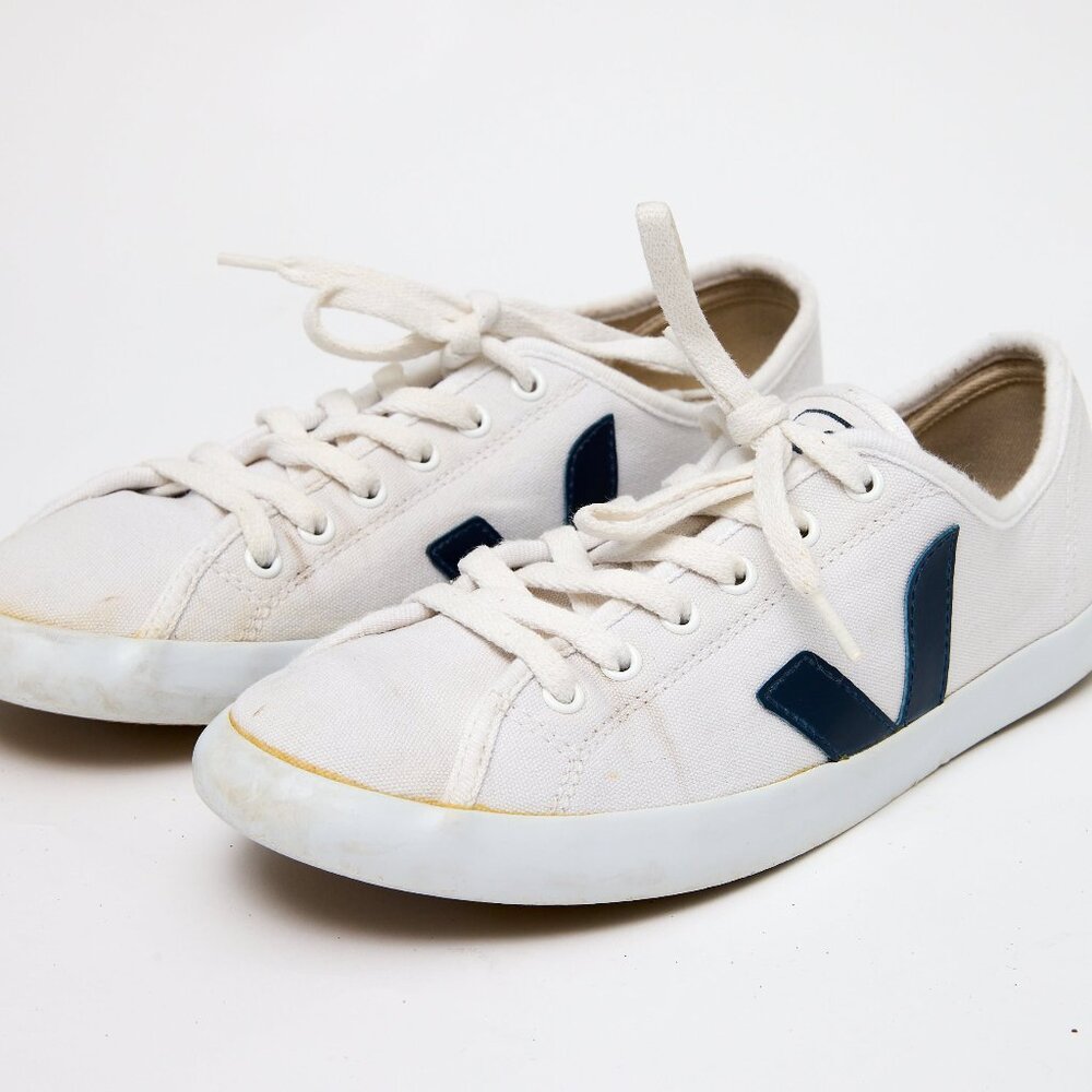 Veja White Canvas Shoe - New - Mens 8